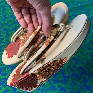 70’s Japanese Zori Platform Sandals
Size: 9” ~ (American size 6/6.5 ish)